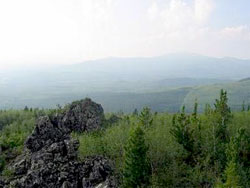 На горизонте гора Конжаковский Камень